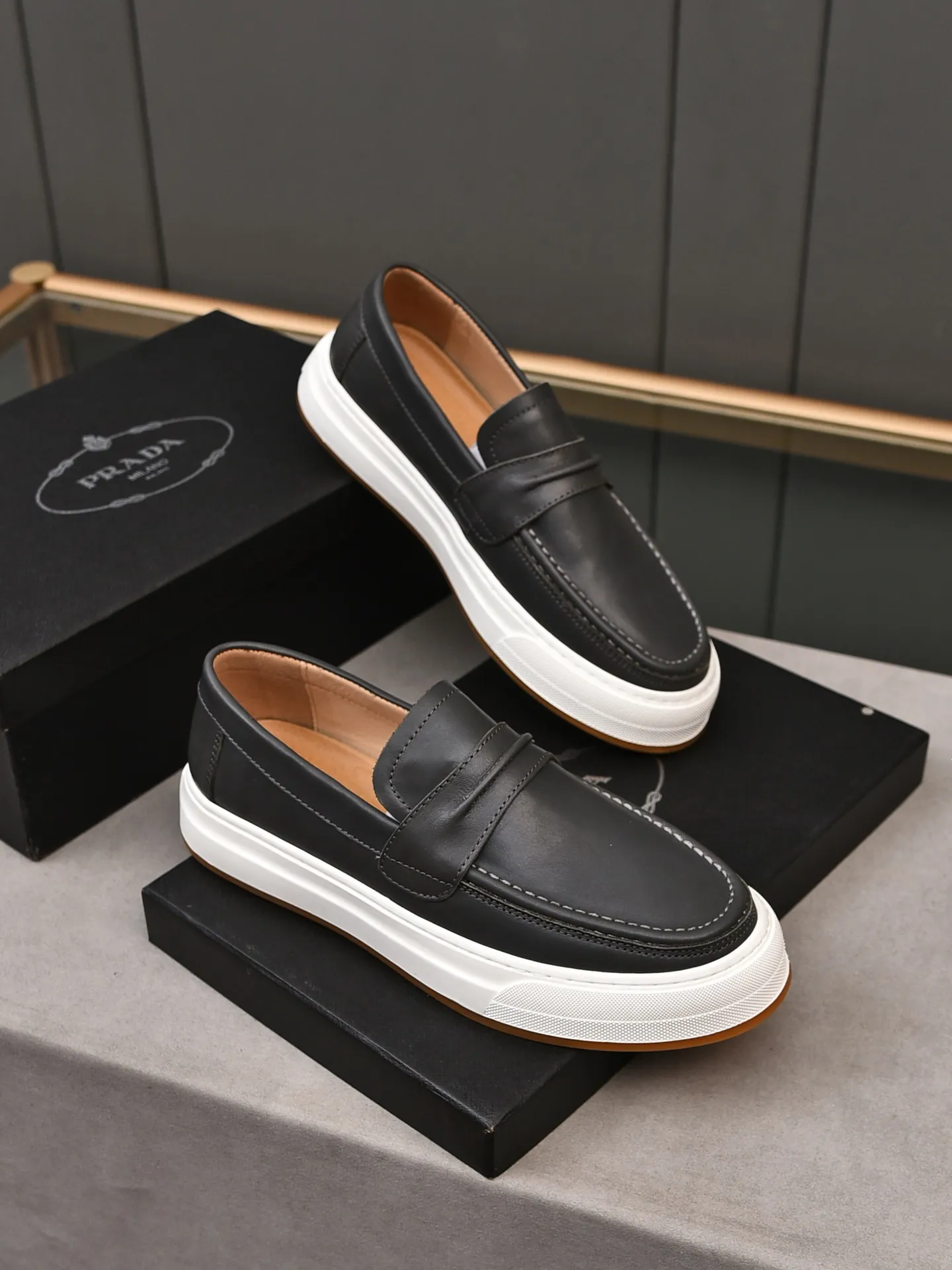 👟👟👟Men's Men's Shoes💰P440 [Top Cowhide]🆕🔥New Updates🔥👟PRADA (Prada) new products are released, imported soft cowhide, fashionable to allow air to penetrate the entire shoe, Niu B's shoes [strong] bring an extremely comfortable and breathable feeling! Beautiful inside and out! Exquisite workmanship, top-grade cowhide material, 😌Size: 38~44, single color choice.